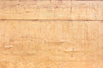 Den yttre gyllene helgedomen i Tutankhamons gravkammare, Egyptiska museet, Kairo, Egypten av Prehistoric Prehistoric