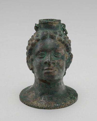 Behållare i form av ett afrikanskt huvud av Probably Etruscan