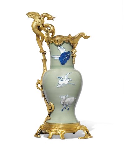 Einer von einem Paar Louis XV Kannen, Porzellan 1662-1722, Montierungen ca. 1745-49 von Qing Dynasty   Kangxi Period Chinese School