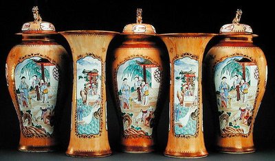 En cafe au lait ground famille rose femdelad garnering, Qianlong Period av Qing Dynasty Chinese School