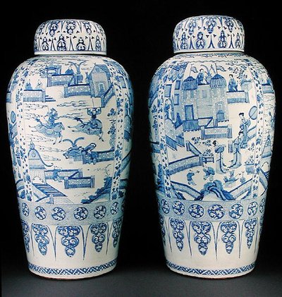 Ett par blåvita soldatvaser, ca 1700 (porslin) av Qing Dynasty Chinese School