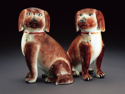Ett par sittande spaniels, ca 1760 (porslin) av Qing Dynasty Chinese School