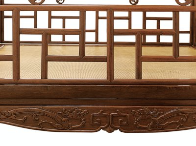 Detalj av en Huanghuali sexstolpar himmelssäng, Jiazichuang Qing-dynastin (trä) (se även 469034) av Qing Dynasty Chinese School