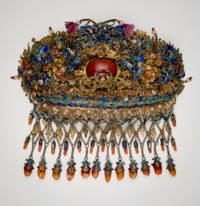 Förgylld huvudbonad med motiv av fåglar, blommor, fjärilar och bambu av Qing Dynasty Chinese School