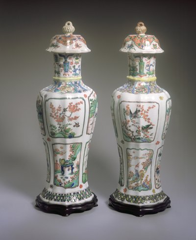 Ett par kinesiska Export Famille Verte-vaser och omslag, Kangxi-perioden (1662-1722) (porslin) (se även 272196) av Qing Dynasty Chinese School