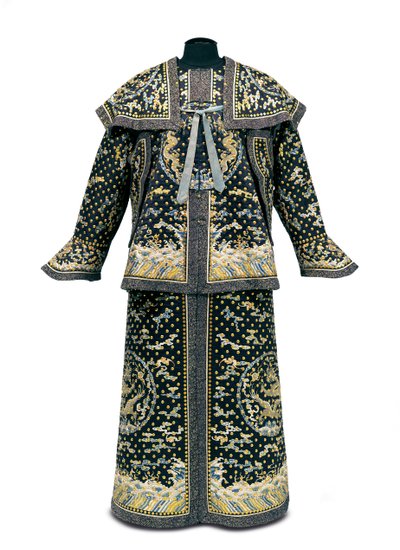 Sällsynt kejserlig gardists ceremoniella uniform, Qianlong / Jiaqing-perioden (1736-1820) (silkesatin) (se även 992766-7) av Qing Dynasty Chinese School