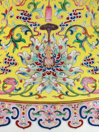 Detail (von einem Paar kaiserlicher Famille-Rose-Vasen) von Qing Dynasty   Jiaqing Period Chinese School
