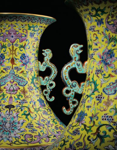 Detail von einem Paar kaiserlicher Famille-Rose-Vasen von Qing Dynasty   Jiaqing Period Chinese School