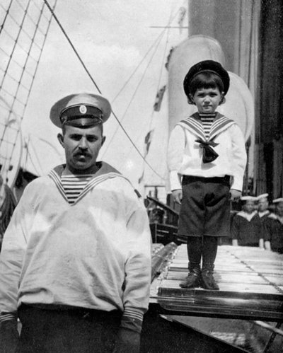 Den lille Caesarevitch med sin sjömansvän, 1908. av Queen Alexandra