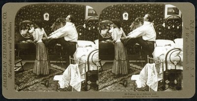 Stereoskopiskt kort som visar en kvinna som knyts in i en korsett, publicerat av American Stereoscopic Company av R.Y Young
