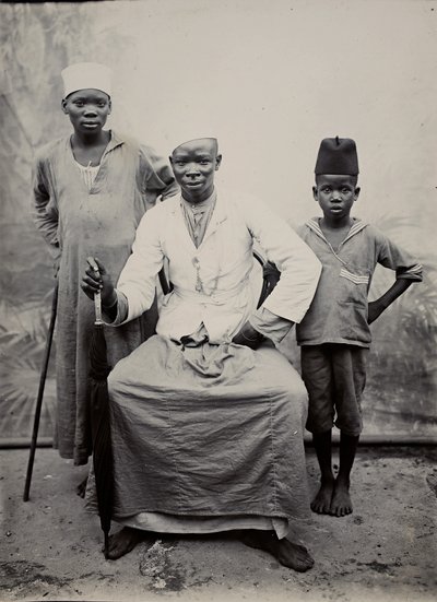 Man och två pojkar, Tanzania (silvertryck av gelatin) av R. V. Pereira