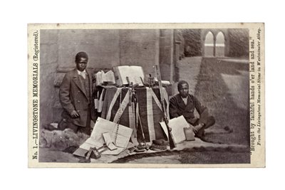 James Chuma och Abdullah Susi med David Livingstone-artefakter, Newstead Abbey, England, juni 1874 (albumintryck) av R. and Son Allen