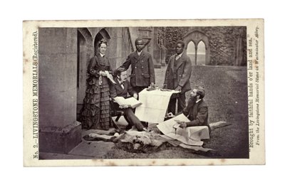 Tom och Agnes Livingstone, Abdullah Susi, James Chuma och Horace Waller, Newstead Abbey, England, juni 1874 (albumintryck) av R. and Son Allen