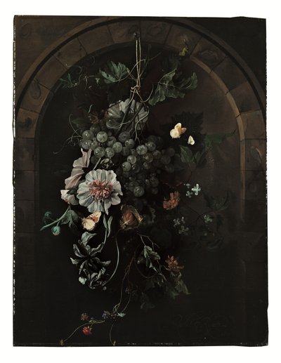 En svärm av vindruvor, stockrosor, iris, malva, afrikanska ringblommor, klematis, en hästkastanj och björnbär med fjärilar och andra insekter hängande framför en stenbåge av Rachel Ruysch