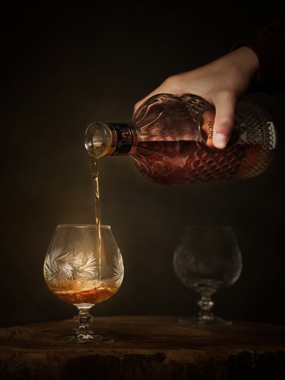 Servering av exklusiva spritdrycker av Radek Pohnan