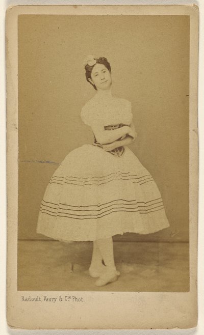 [Oidentifierad dansare, stående] av Radoult and Vaury and Cie.