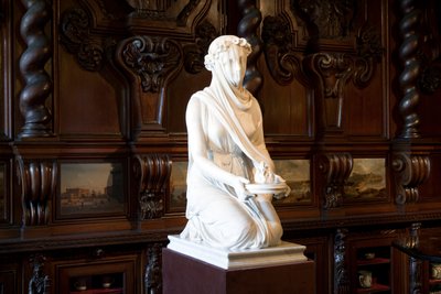 Beslöjad vestaljungfru (marmor) av Raffaello Monti