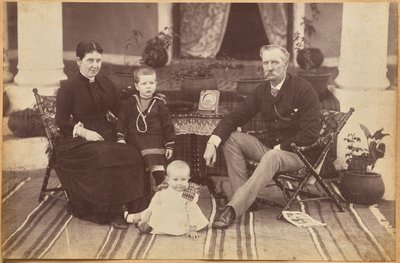 Överste Carpendale och familj, Neemuch (framsida, nedtill) av Raja Deen Dayal