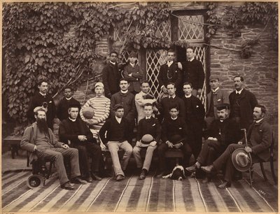 Elever och lärare i de högre klasserna vid Bishop Cotton School, Shimla (verso) av Raja Deen Dayal