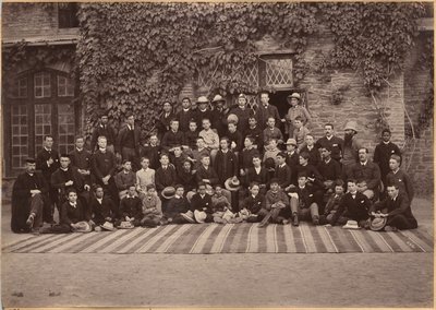 Elever och personal i mellanklasserna, Bishop Cotton School, Shimla (verso) av Raja Deen Dayal