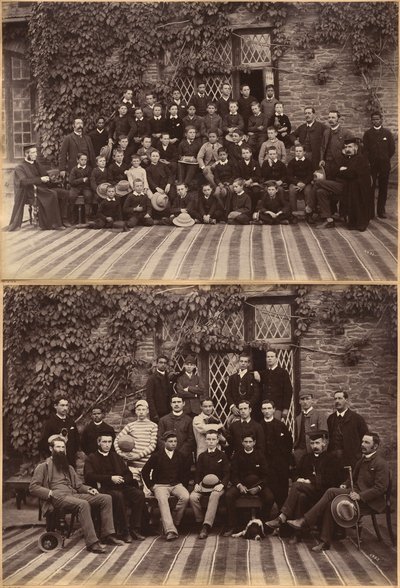 Lägre klass vid Bishop Cotton School, Shimla (recto); elever och lärare i de högre klasserna vid Bishop Cotton School, Shimla (verso) av Raja Deen Dayal