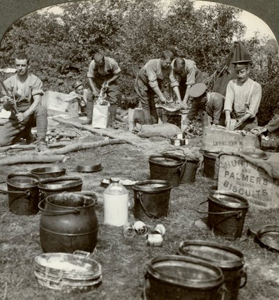 Armékockar som förbereder en måltid, första världskriget, 1914-1918. av Realistic Travels Publishers