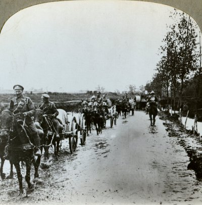 Artilleri på väg genom lera till Gommecourt, Frankrike, första världskriget, c1914-c1918 av Realistic Travels Publishers
