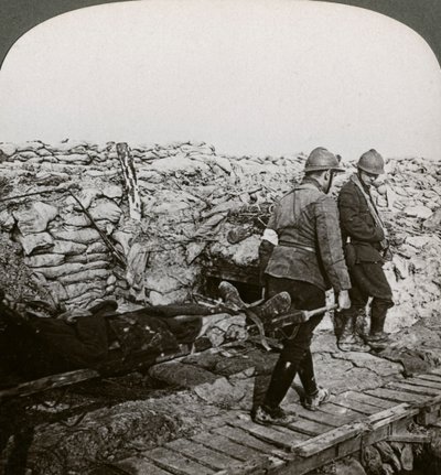Belgiska bårbärare som bär sårade i en skyttegrav, Dixmude, Belgien, första världskriget, 1914-1918. av Realistic Travels Publishers