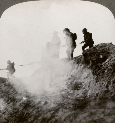 Brittiska soldater på frammarsch i skydd av gas och rök, Frankrike, första världskriget, 1916 av Realistic Travels Publishers