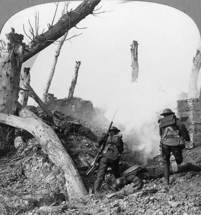 Brittiska trupper attackerar tyskar isolerade i en tillfångatagen by, första världskriget, c1914-c1918 av Realistic Travels Publishers