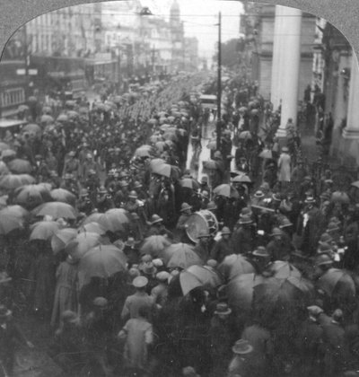 Brittiska trupper paraderar på Adderley Street, Kapstaden, Sydafrika, första världskriget, c1914-c1918 av Realistic Travels Publishers