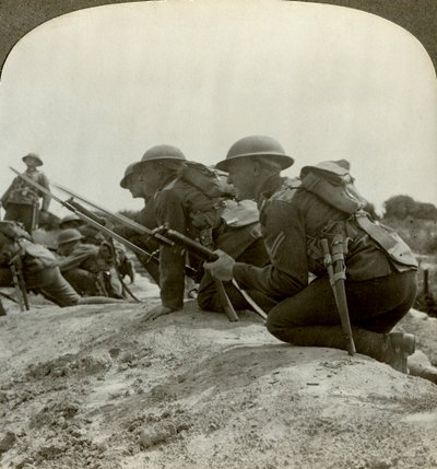Kanadensiskt infanteri skyndade sig en tysk position, första världskriget, 1914-1918. av Realistic Travels Publishers