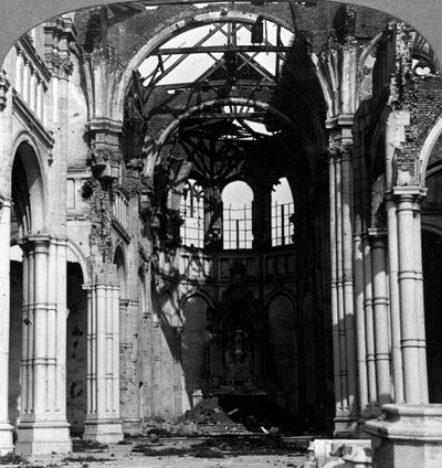 Skador på Notre Dame-kyrkan, Armentieres, Frankrike, första världskriget, 1918. av Realistic Travels Publishers