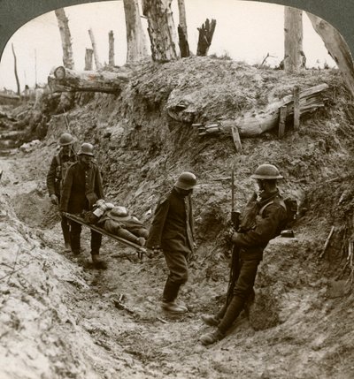Tyska fångar som bär brittiska sårade, första världskriget, 1916. av Realistic Travels Publishers