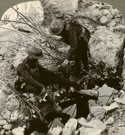 Ge vatten till en skadad kompis, Hooge, Ypres, Belgien, första världskriget, 1914-1918. av Realistic Travels Publishers