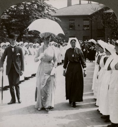 Hennes Majestät går genom hedersvakten för sjuksköterskor på RN Hospital, Hull, 1900-talet av Realistic Travels Publishers