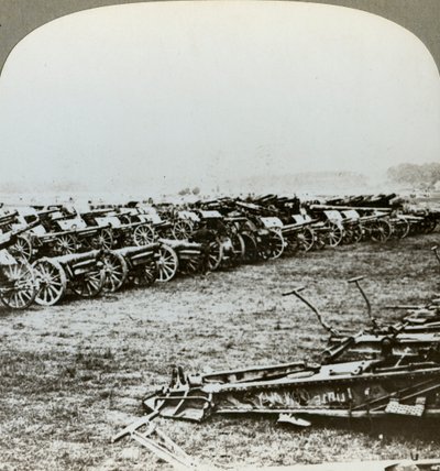 Hundratals tyska vapen fångade vid Couralette, Frankrike, slaget vid Somme, första världskriget, 1916 av Realistic Travels Publishers