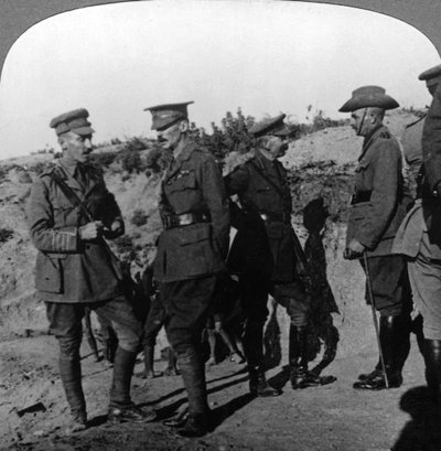 Lord Kitchener granskar situationen i Gallipoli med ANZAC-officerare, första världskriget, 1915-1916. av Realistic Travels Publishers