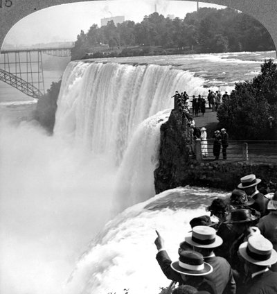 Niagarafallen från Goat Island, New York, USA. av Realistic Travels Publishers