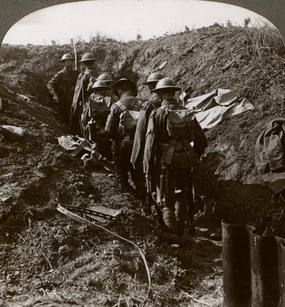 Officer som tittar på sina män går in i en utgravning för att undvika ett tyskt straff, första världskriget, 1914-1918. av Realistic Travels Publishers
