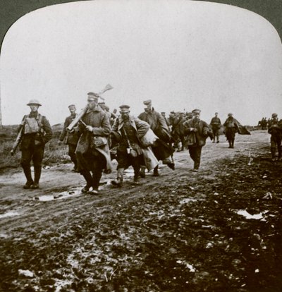 Preussar tillfångatagna av gamla föraktliga i frammarsch vid Pozieres, första världskriget, 1914-1918. av Realistic Travels Publishers