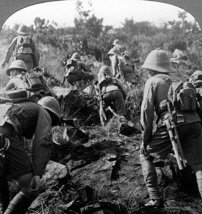 Scouter på väg genom skogarna i Östafrika, första världskriget, 1914-1918. av Realistic Travels Publishers