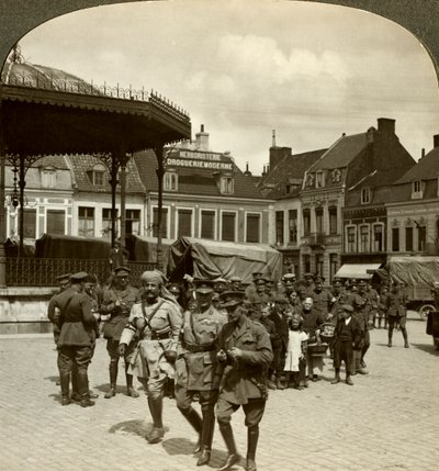 Sir James Willcocks med general Nanten, Market Square, Merville, Frankrike, första världskriget, 1914-1915. av Realistic Travels Publishers