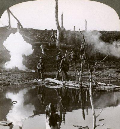Soldater som korsar floden Ancre, Slaget vid Somme, Frankrike, första världskriget, 1916. av Realistic Travels Publishers