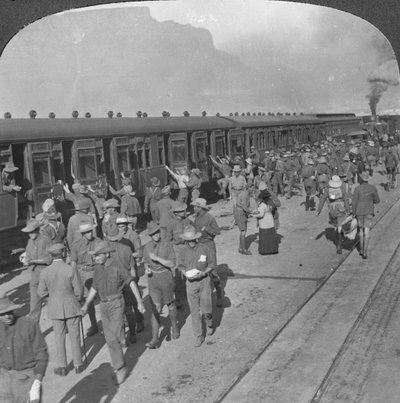 Soldiers of the Wiltshire Rifles går ombord på ett tåg, Kapstaden, Sydafrika, första världskriget, c1915 av Realistic Travels Publishers
