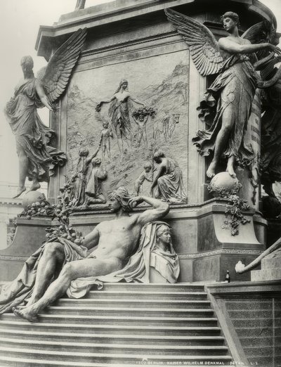 Berlin, Kaiser Wilhelm I monument, bas av Reinhold Begas