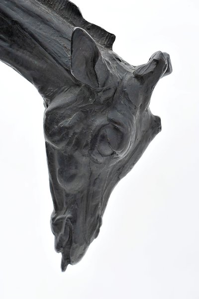 Stor giraff med sänkt huvud, modellerad 1909-10, gjuten före 1913 (brons) (se även 3084917-43) av Rembrandt Bugatti