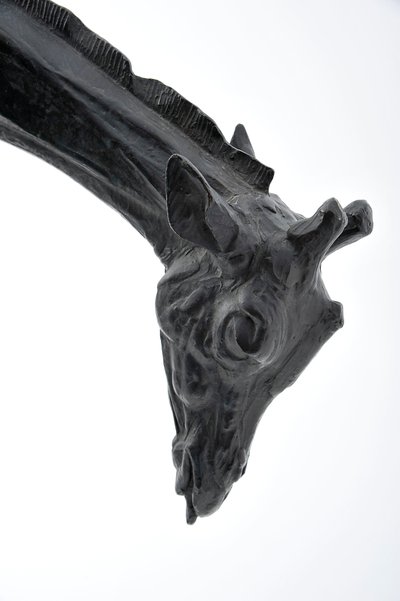 Stor giraff med sänkt huvud, modellerad 1909-10, gjuten före 1913 (brons) (se även 3084917-43) av Rembrandt Bugatti
