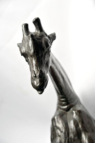 Stor giraff med sänkt huvud, modellerad 1909-10, gjuten före 1913 (brons) (se även 3084917-43) av Rembrandt Bugatti