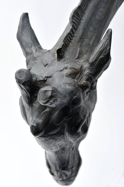 Stor giraff med sänkt huvud, modellerad 1909-10, gjuten före 1913 (brons) (se även 3084917-43) av Rembrandt Bugatti